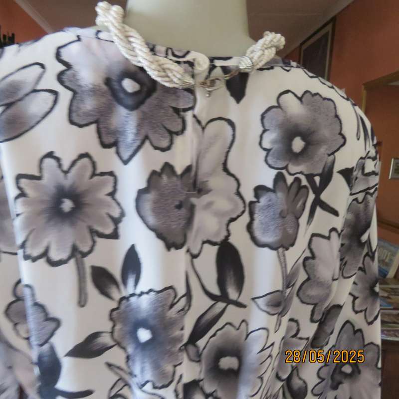Maternity empire style slip over white-grey floral long sleeve polyester top. Size 36-38