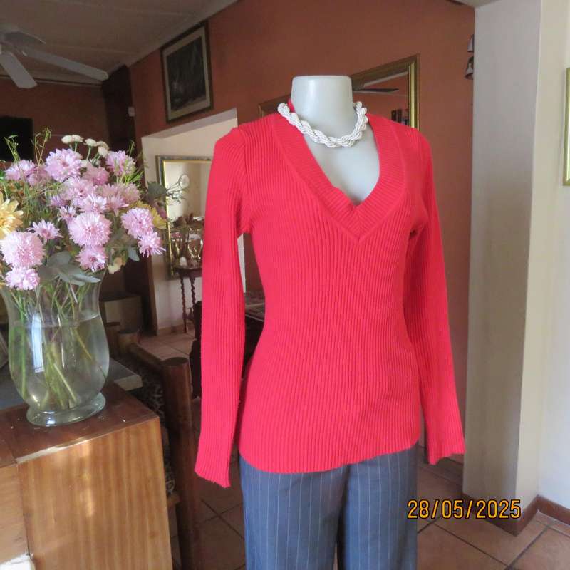 Cherry red long sleeve acrylic rib stitch knit V neck pullover sweater size 38
