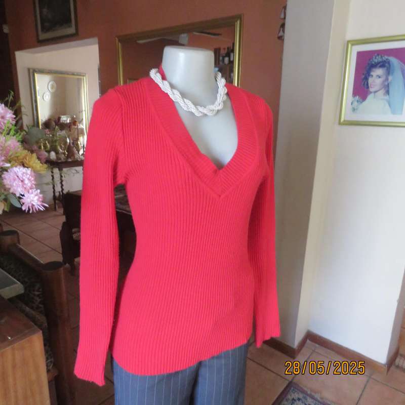 Cherry red long sleeve acrylic rib stitch knit V neck pullover sweater size 38
