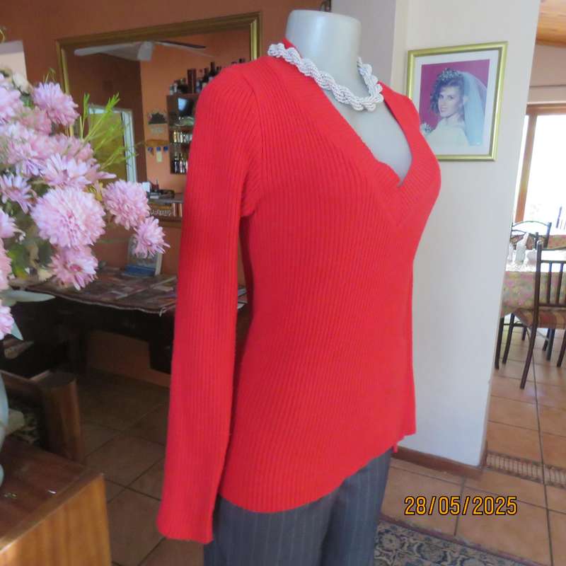 Cherry red long sleeve acrylic rib stitch knit V neck pullover sweater size 38