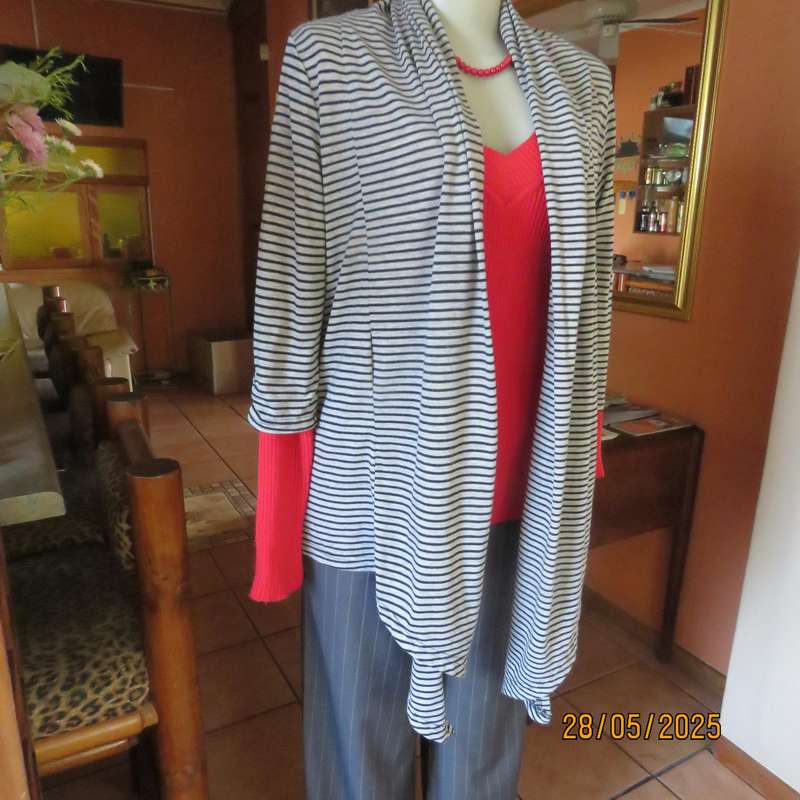 Cover up in silvergrey and black stripes. In stretch polyester. Long fronts. Size 34-36