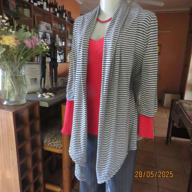 Cover up in silvergrey and black stripes. In stretch polyester. Long fronts. Size 34-36