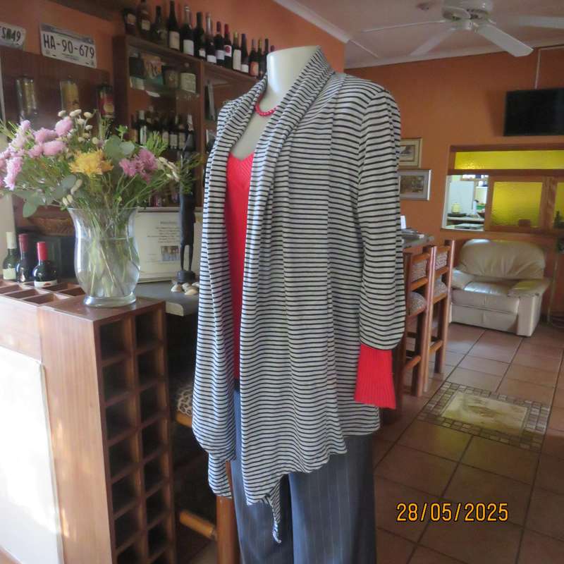 Cover up in silvergrey and black stripes. In stretch polyester. Long fronts. Size 34-36