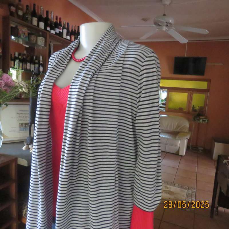 Cover up in silvergrey and black stripes. In stretch polyester. Long fronts. Size 34-36
