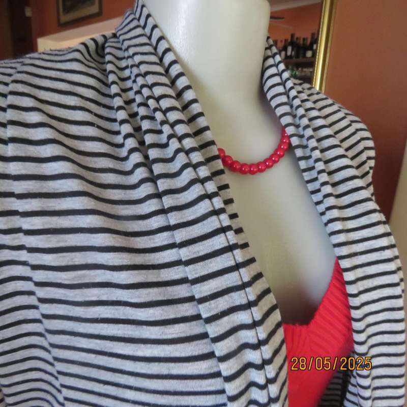 Cover up in silvergrey and black stripes. In stretch polyester. Long fronts. Size 34-36