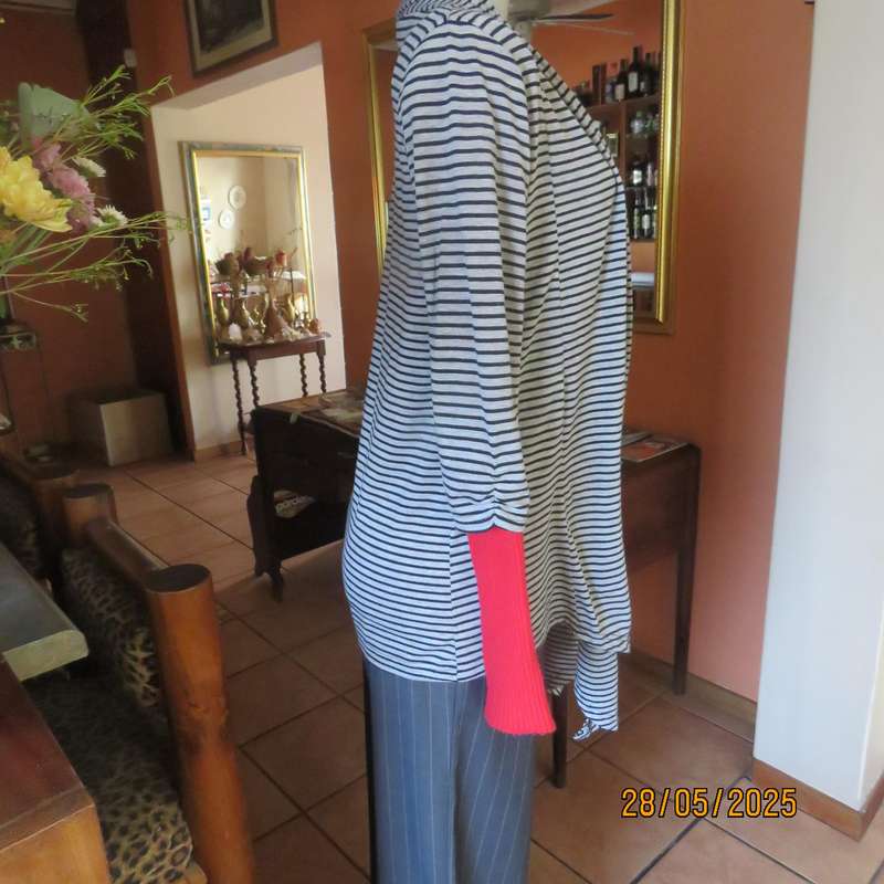 Cover up in silvergrey and black stripes. In stretch polyester. Long fronts. Size 34-36