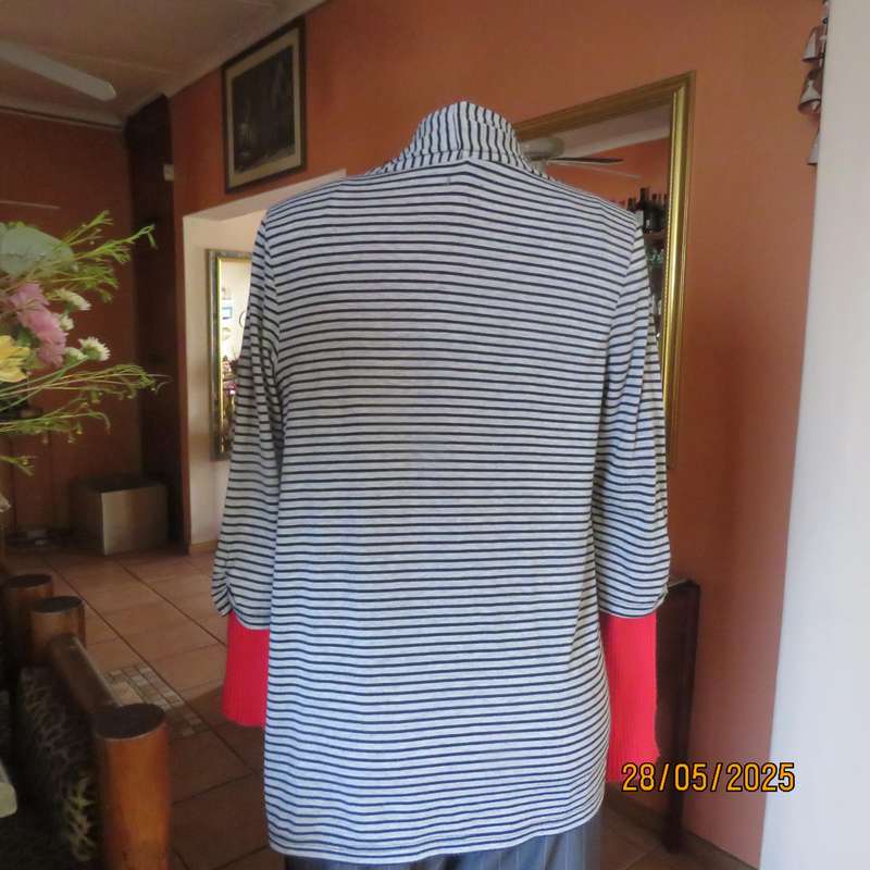Cover up in silvergrey and black stripes. In stretch polyester. Long fronts. Size 34-36