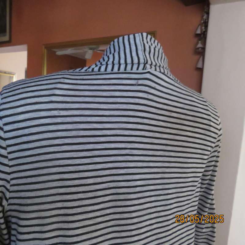 Cover up in silvergrey and black stripes. In stretch polyester. Long fronts. Size 34-36