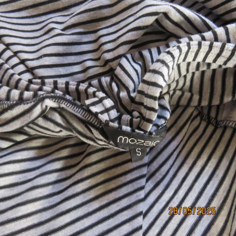 Cover up in silvergrey and black stripes. In stretch polyester. Long fronts. Size 34-36