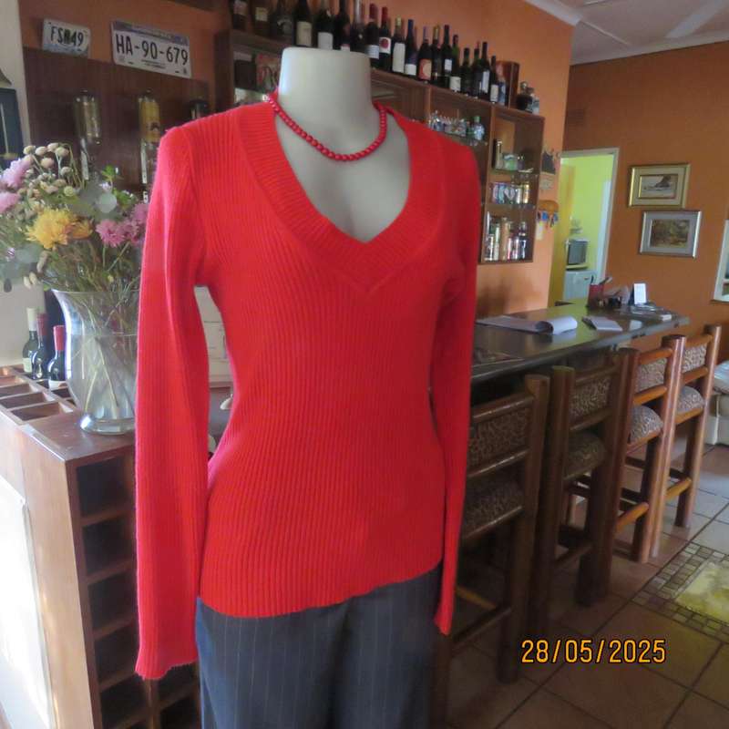 Cherry red long sleeve acrylic rib stitch knit V neck pullover sweater size 38