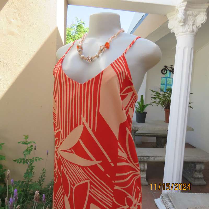 Chic strappy dress in burnt orange and peach size 36. V neck. straps at back. Textured polyester.