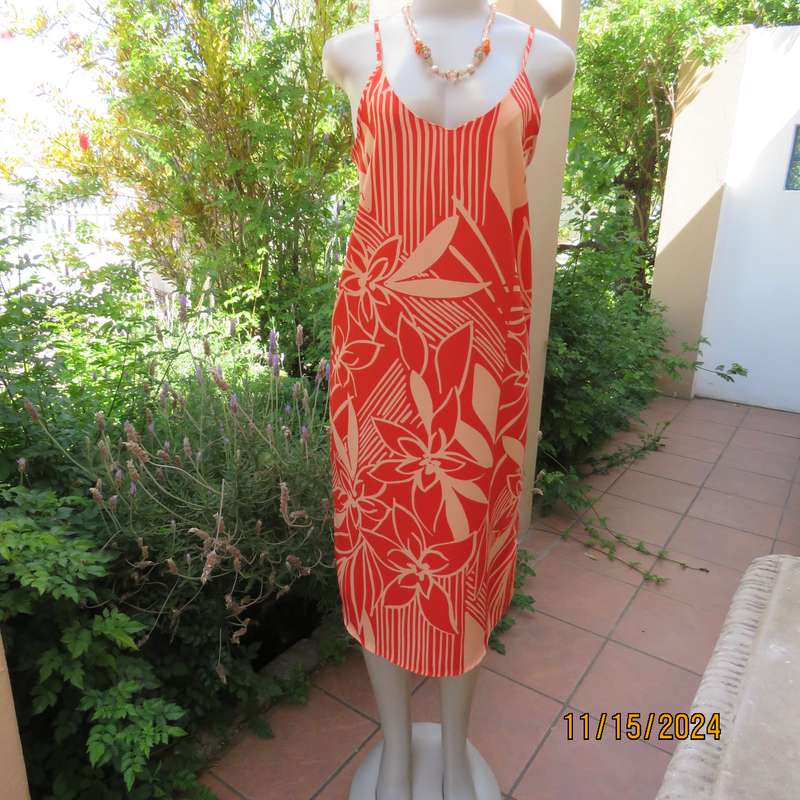 Chic strappy dress in burnt orange and peach size 36. V neck. straps at back. Textured polyester.