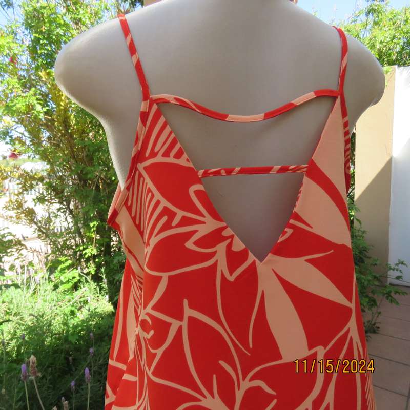 Chic strappy dress in burnt orange and peach size 36. V neck. straps at back. Textured polyester.