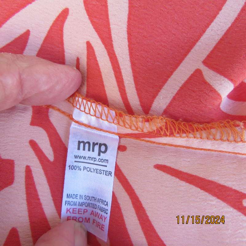 Chic strappy dress in burnt orange and peach size 36. V neck. straps at back. Textured polyester.