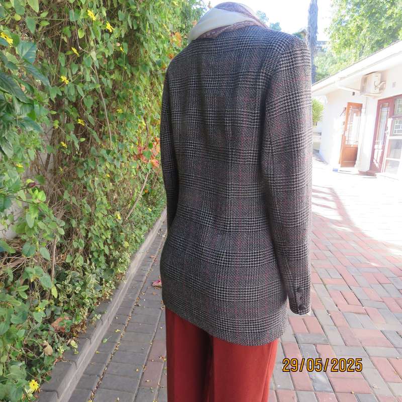 TRUWORTHS tweed checked tailored fully lined size 34 jacket. Collarless.