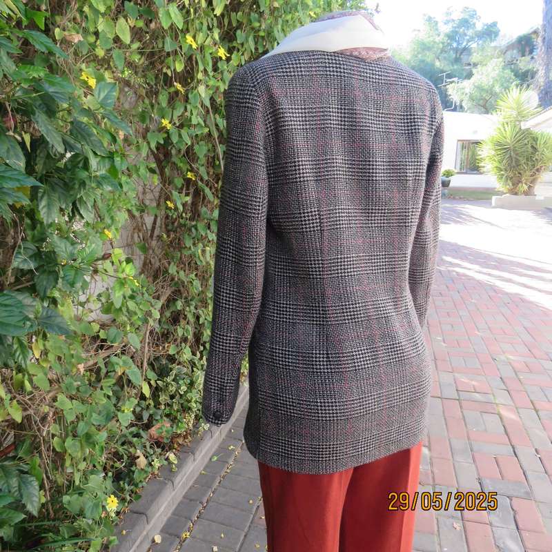 TRUWORTHS tweed checked tailored fully lined size 34 jacket. Collarless.