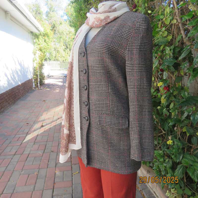TRUWORTHS tweed checked tailored fully lined size 34 jacket. Collarless.
