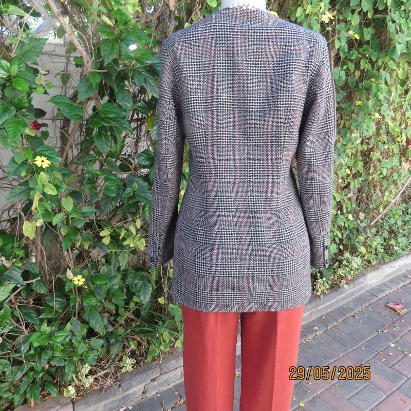TRUWORTHS tweed checked tailored fully lined size 34 jacket. Collarless.