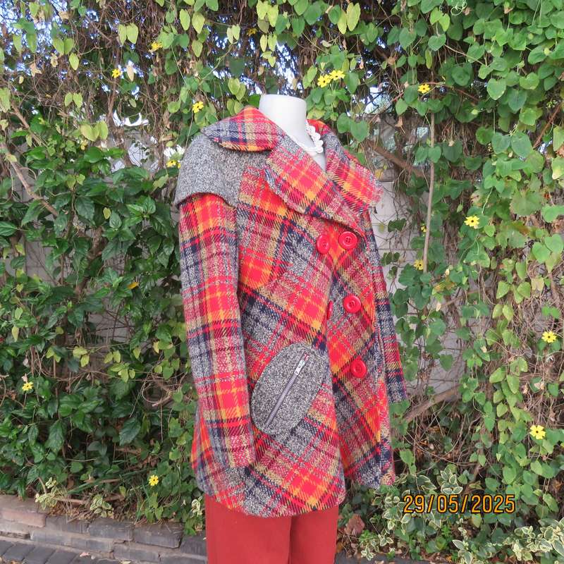 FIMENELLA England pure new wool plaid lined double breast jacket. Size 36-38.