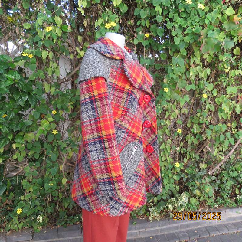 FIMENELLA England pure new wool plaid lined double breast jacket. Size 36-38.