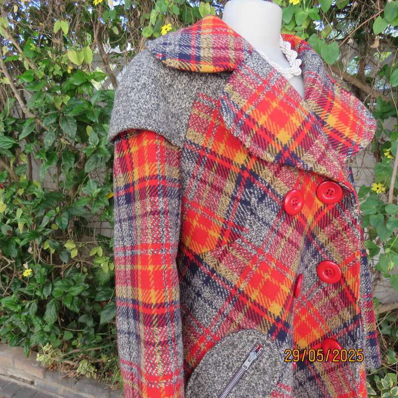 FIMENELLA England pure new wool plaid lined double breast jacket. Size 36-38.