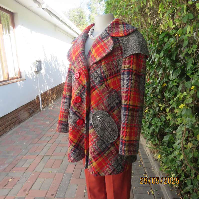 FIMENELLA England pure new wool plaid lined double breast jacket. Size 36-38.