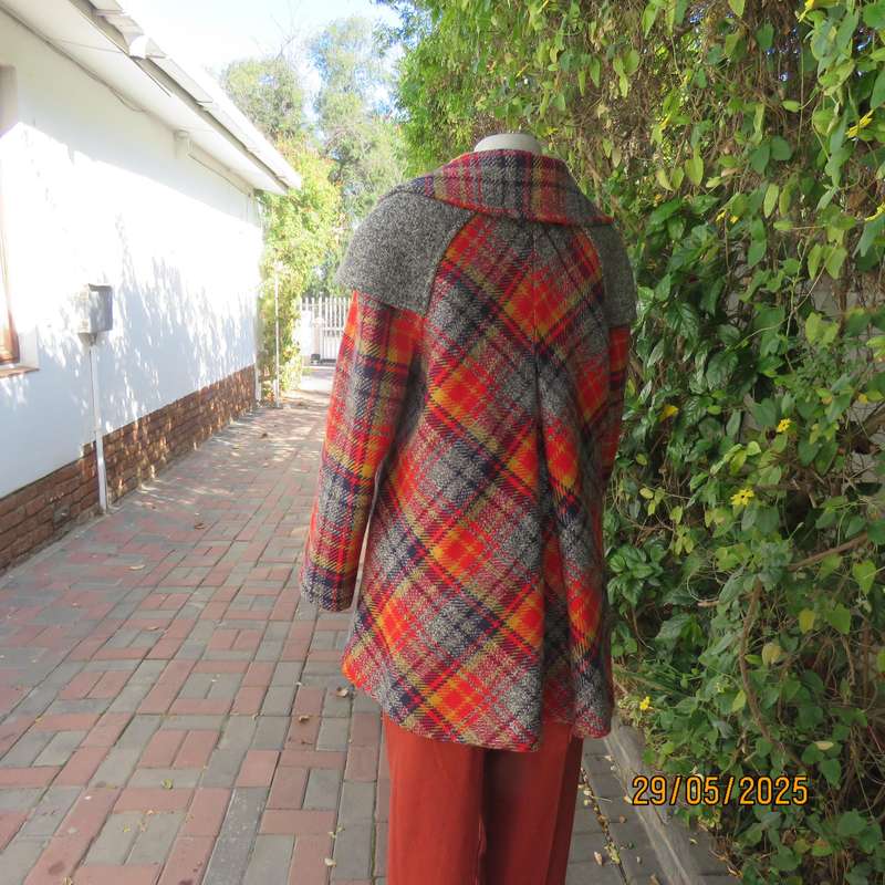FIMENELLA England pure new wool plaid lined double breast jacket. Size 36-38.