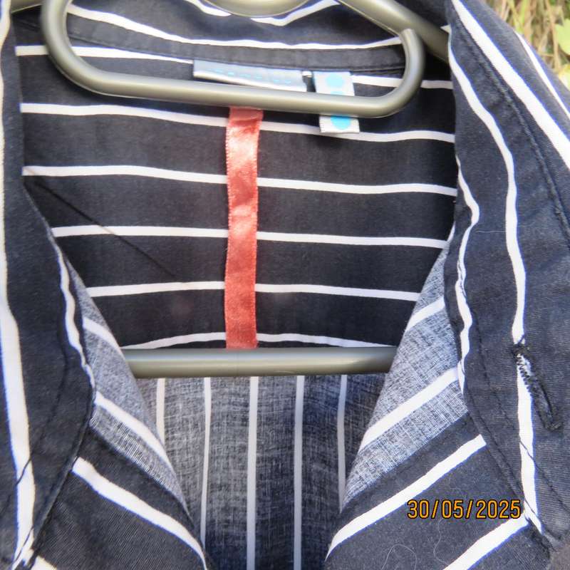 IDENTITY casual long sleeve black-white striped cotton stretch shirt. Size Medium.