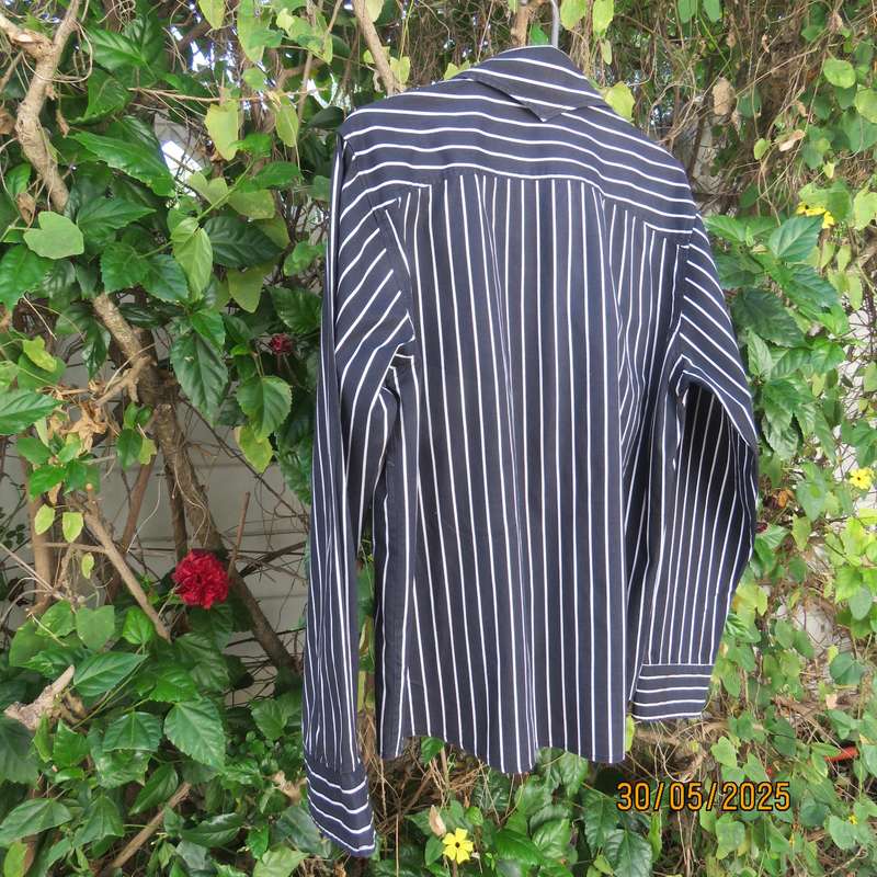 IDENTITY casual long sleeve black-white striped cotton stretch shirt. Size Medium.