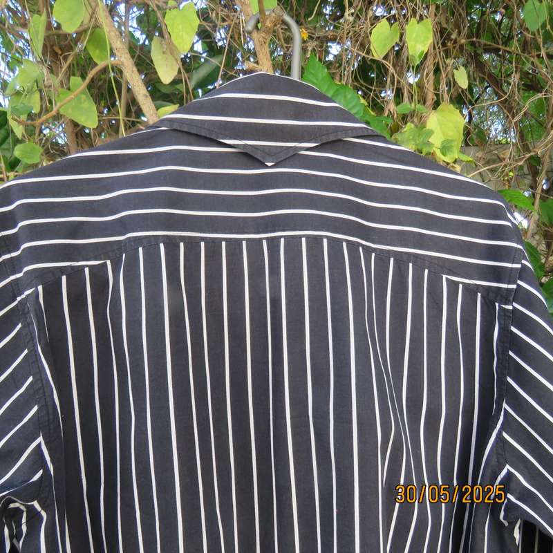 IDENTITY casual long sleeve black-white striped cotton stretch shirt. Size Medium.