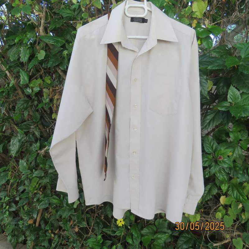 JETEXEC superior quality long sleeve ecru polycotton shirt size XL with free Cravateur tie.