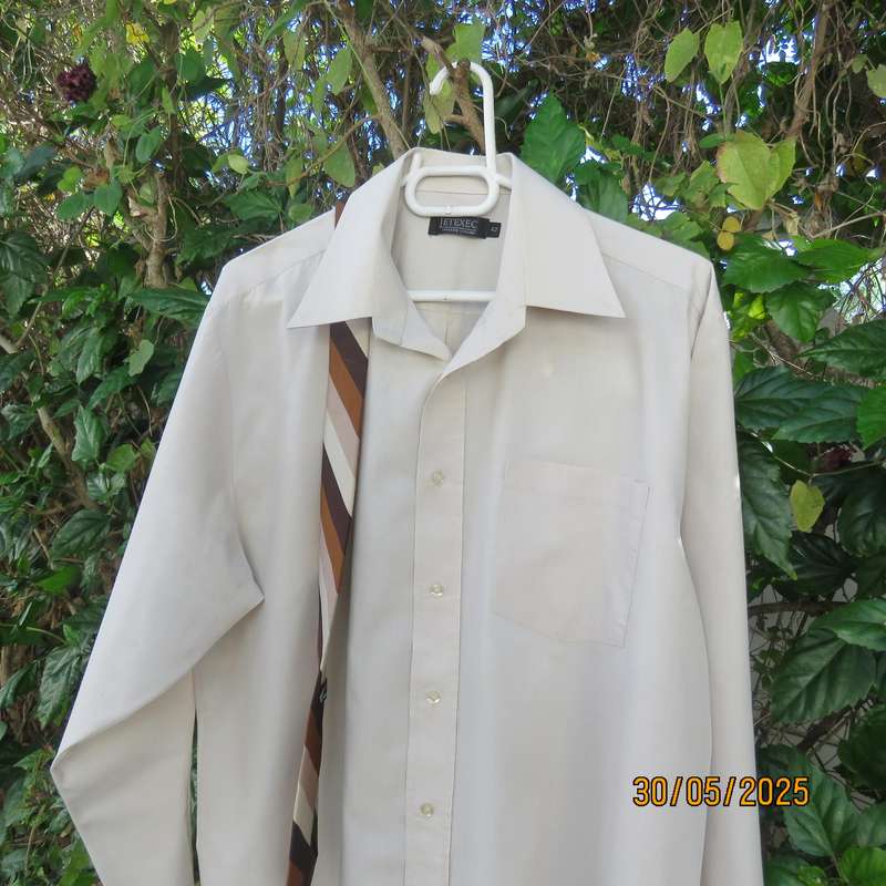 JETEXEC superior quality long sleeve ecru polycotton shirt size XL with free Cravateur tie.