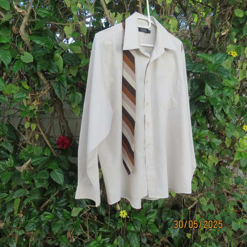 JETEXEC superior quality long sleeve ecru polycotton shirt size XL with free Cravateur tie.