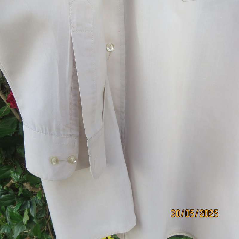 JETEXEC superior quality long sleeve ecru polycotton shirt size XL with free Cravateur tie.