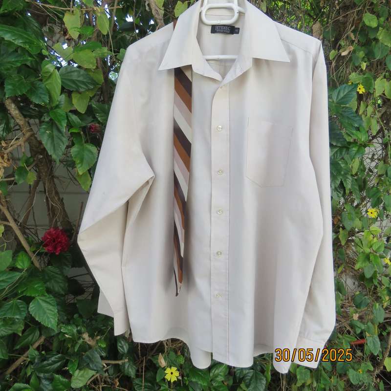 JETEXEC superior quality long sleeve ecru polycotton shirt size XL with free Cravateur tie.