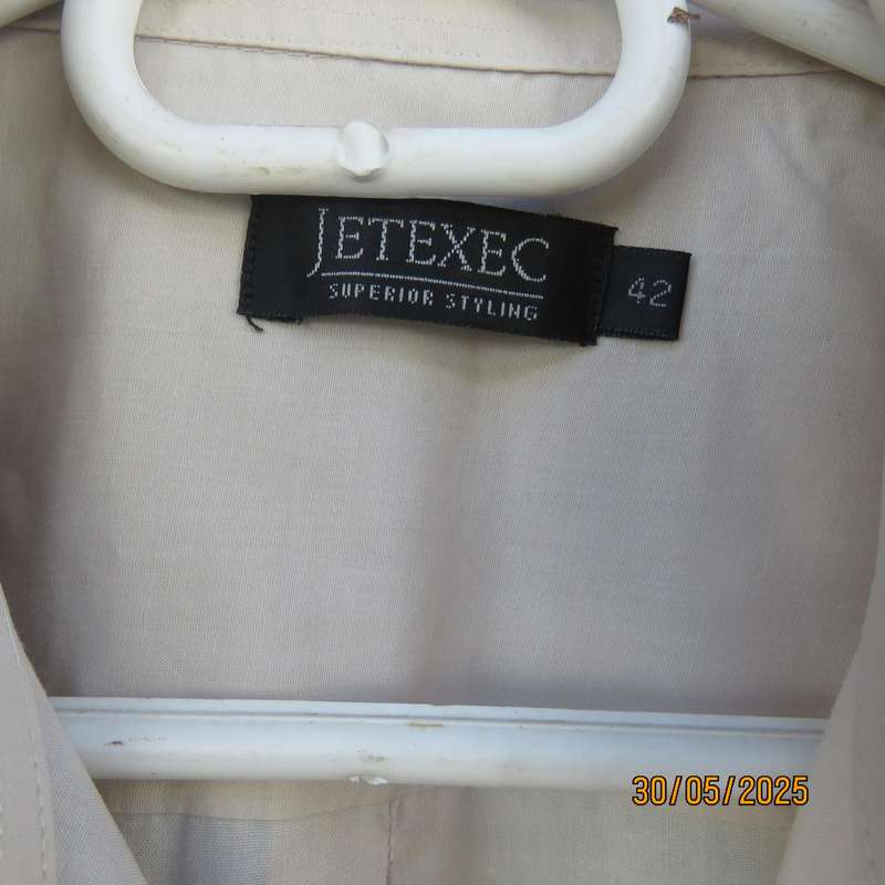 JETEXEC superior quality long sleeve ecru polycotton shirt size XL with free Cravateur tie.