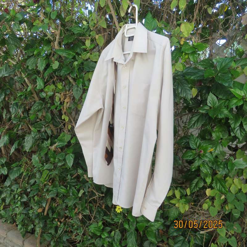 JETEXEC superior quality long sleeve ecru polycotton shirt size XL with free Cravateur tie.