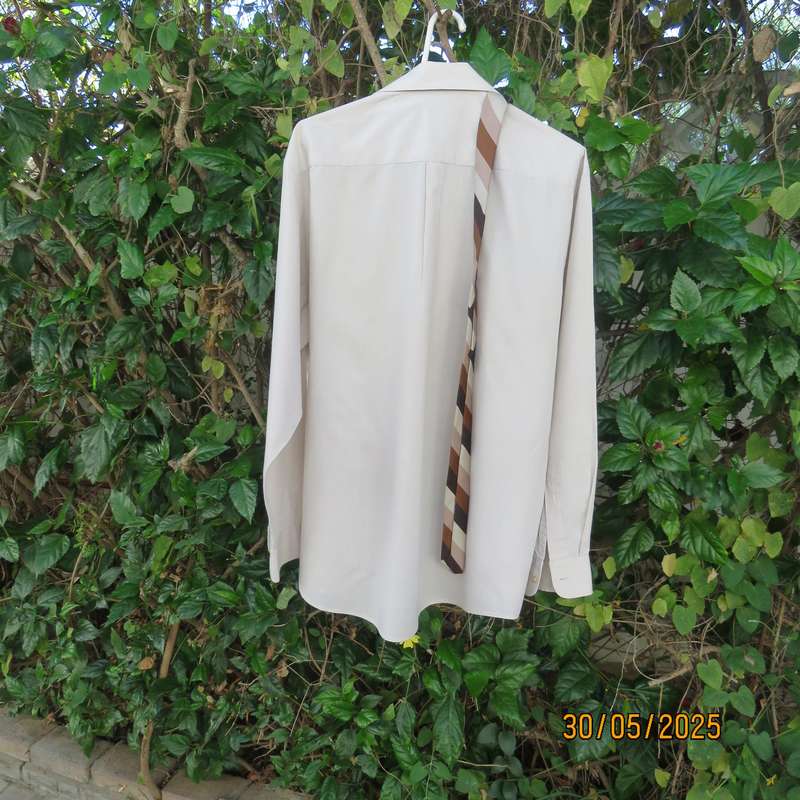 JETEXEC superior quality long sleeve ecru polycotton shirt size XL with free Cravateur tie.