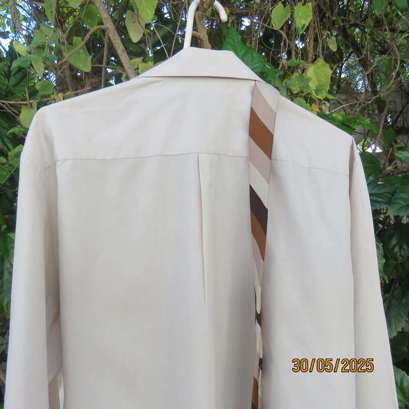 JETEXEC superior quality long sleeve ecru polycotton shirt size XL with free Cravateur tie.
