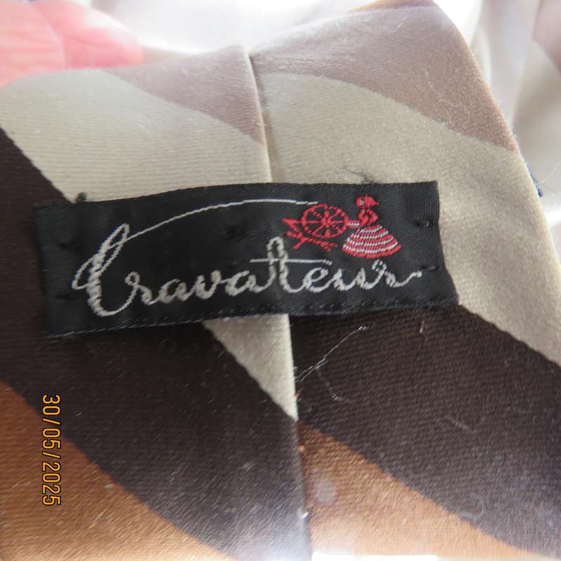 JETEXEC superior quality long sleeve ecru polycotton shirt size XL with free Cravateur tie.