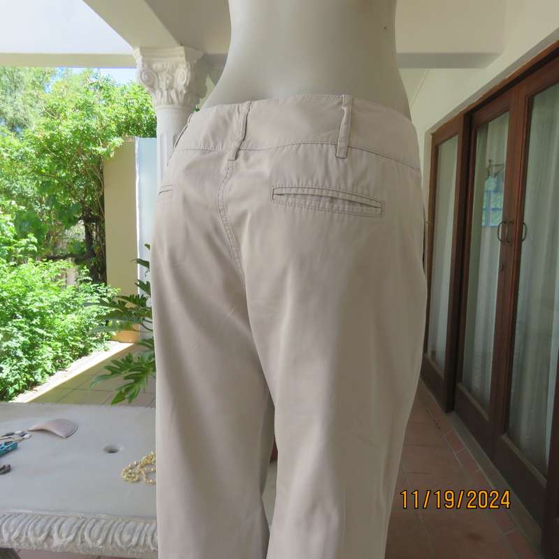 WOOLWORTHS top of the line bootlegged beige cotton pants size 36.Pockets back-front. As new