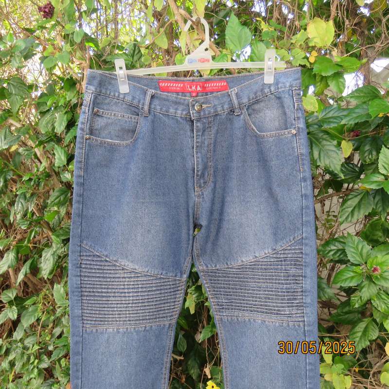 LKA blue denim men's jeans in 100% cotton size 38. Inner leg 79cm. As new