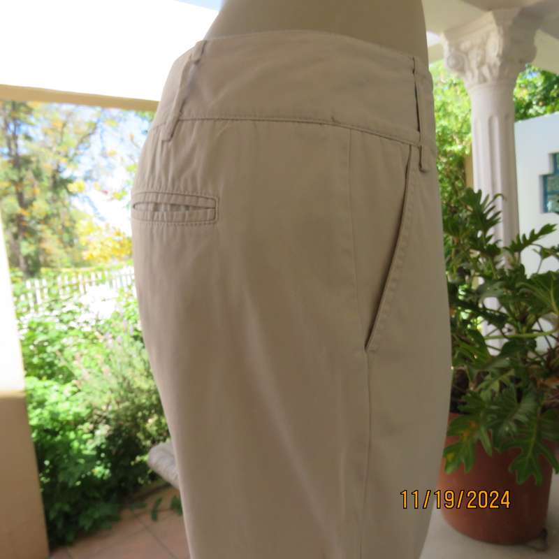 WOOLWORTHS top of the line bootlegged beige cotton pants size 36.Pockets back-front. As new