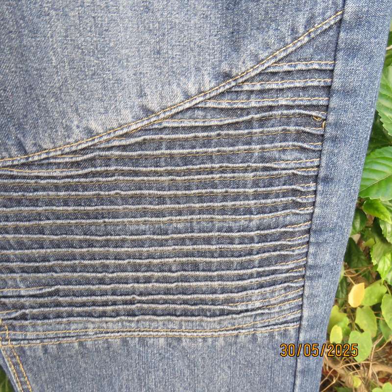 LKA blue denim men's jeans in 100% cotton size 38. Inner leg 79cm. As new