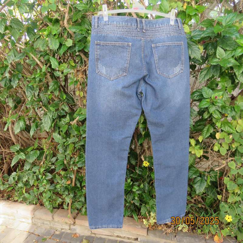 LKA blue denim men's jeans in 100% cotton size 38. Inner leg 79cm. As new