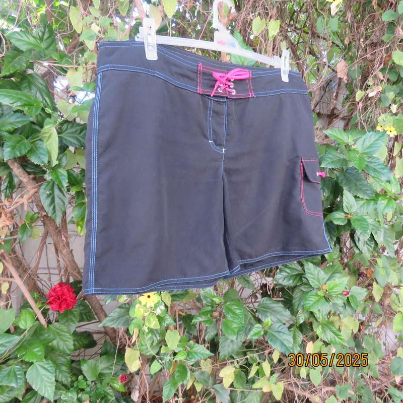 WOOLWORTHS black ladies boardshorts size 40. Side pocket.