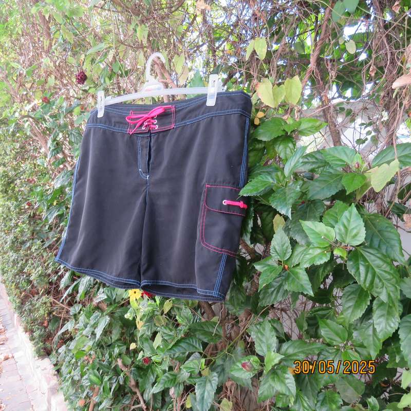 WOOLWORTHS black ladies boardshorts size 40. Side pocket.