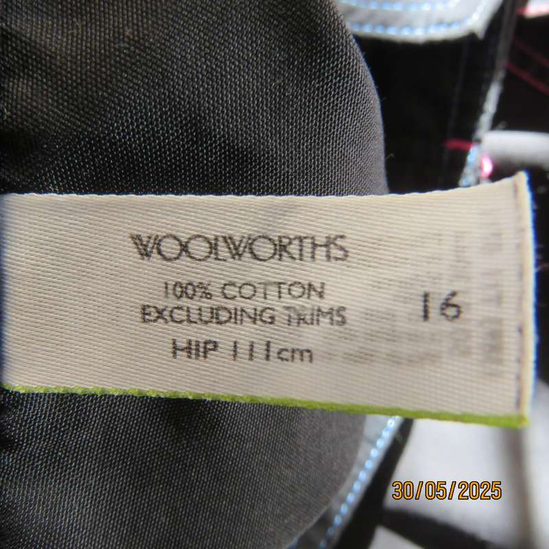 WOOLWORTHS black ladies boardshorts size 40. Side pocket.
