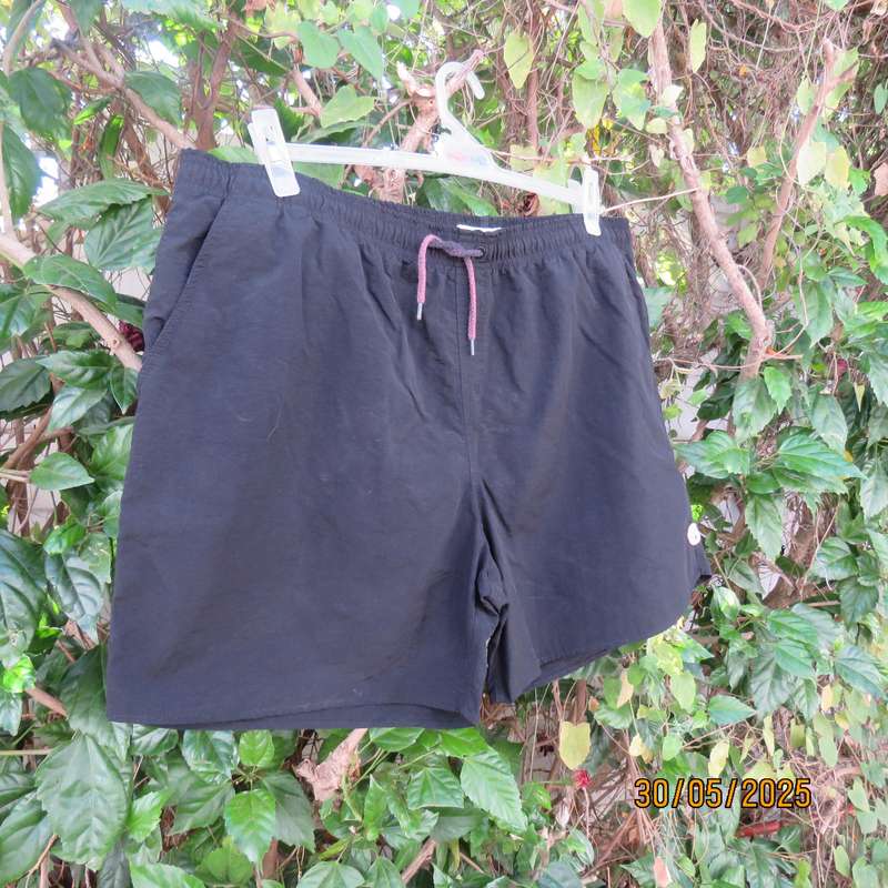LIZZARD black creased nylon boardshorts size 2XL. Side pockets. Drawstring waist.