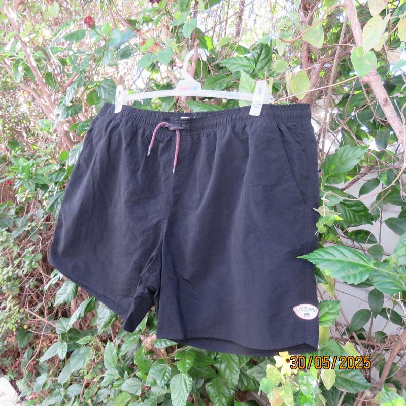 LIZZARD black creased nylon boardshorts size 2XL. Side pockets. Drawstring waist.